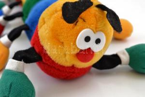 Plüss hernyó, jó állapotban, h: 70 cm + oroszlán, falra akasztható, zsebbel, h: 105 cm