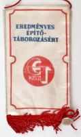 cca 1970 KISZ Eredményes építőtáborozásért asztali zászló, kitűzővel, 26x16 cm
