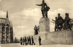 58 db főleg régi magyar és külföldi városképes lap; vegyes minőség / 58 mainly pre-1945 Hungarian an...