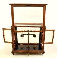 XX. sz. eleje: Precíziós patikai mérleg. Nagyméretű, több oldalról nyitható üvegezett fa tároló szek...