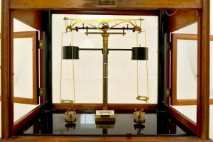 XX. sz. eleje: Precíziós patikai mérleg. Nagyméretű, több oldalról nyitható üvegezett fa tároló szek...