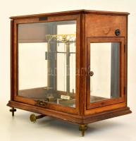 XX. sz. eleje: Precíziós patikai mérleg. Nagyméretű, több oldalról nyitható üvegezett fa tároló szek...