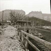 cca 1972 Budapest, Moszkva tér, épül a metró felszíni állomás épülete, 10 db vintage negatív, 6x6 cm