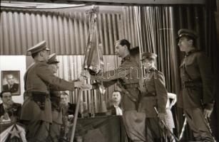 1951 Posta Járműtelep, zászlóátadás, képriport, 27 db vintage negatív Rózsa György (?-?) budapesti f...