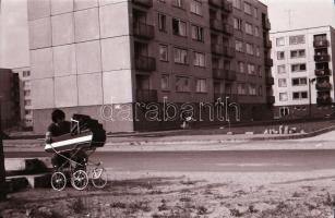 cca 1977 Kecskemét, Széchenyi város építése, 59 db vintage negatív, 24x36 mm