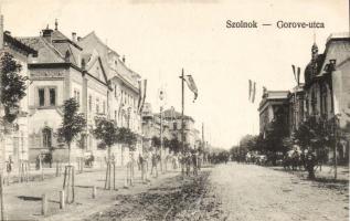 Szolnok, Gorove utca, magyar zászlók
