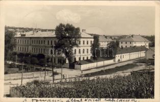 Dés, Dej; a románok által épített laktanya / military barracks built by the Romanians. 1940 Dés visszatért So. Stpl