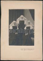1915 Székesfehérvári apácák, Pete Gyula vintage műtermi fotója, datálva, 15x10,5 cm, karton 24,5x17,5 cm