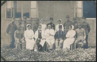 cca 1914-1918 Katonakórház ápolói és ápoltjai, fotólap, 9×14 cm