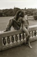 cca 1975 Kellemes időtöltés, szolidan erotikus felvételek, 19 db vintage negatív (24x36 mm) + 5 db vintage fotó (a pozitív és negatív felvételek között nincs összefüggés), 6x9 cm