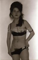 cca 1978 Testbeszéd, szolidan erotikus felvételek, 8 db vintage negatív (24x36 mm) + 5 db mai nagyít...