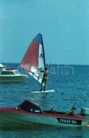 cca 1987 Színes huncutságok, szolidan erotikus felvételek, 30 db vintage negatív, 24x36 mm