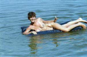 cca 1987 Színes huncutságok, szolidan erotikus felvételek, 30 db vintage negatív, 24x36 mm