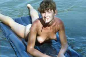 cca 1987 Színes huncutságok, szolidan erotikus felvételek, 30 db vintage negatív, 24x36 mm