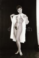 cca 1973 Válogatás az első portfóliók időszakából, szolidan erotikus felvételek, 28 db vintage negat...