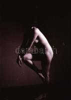 cca 1979 Szolidan erotikus felvételek vegyes tétele, 29 db negatív, 24x36 mm