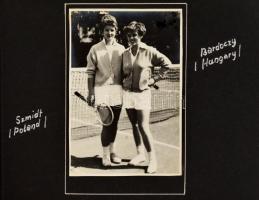 1958 Nemzetközi tenisz versenyről készült fotóalbum (Lengyelország), magyar résztvevőkkel (Bardoczy, Gulyas, Brossman), 19 db beragasztott, vintage fotó, 9x12 cm