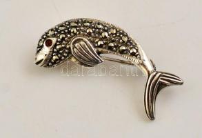 Ezüst(Ag) hal alakú kitűző, markazittal, jelzett, 3,62 cm, bruttó: 6,1 g