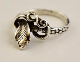 Ezüst(Ag) kobra gyűrű, jelzés nélkül, méret: 51, nettó: 2,2 g