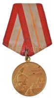 Szovjetunió 1978. 60 éves a Szovjet Fegyveres Erők sárgaréz kitüntetés mellszalagon T:2 Soviet Union 1978. 60 Years of the Armed Forces of the USSR brass medal with ribbon C:XF