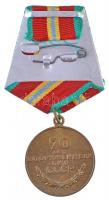 Szovjetunió 1988. "70 éves a Szovjet Fegyveres Erők" sárgaréz kitüntetés mellszalagon T:1-...