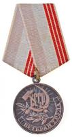 Szovjetunió 1979. A munka veteránja ezüstözött tombak kitüntetés mellszalaggal T:2 Soviet Union 1979. Veteran of Labor silver plated tombac decoration on ribbon C:XF