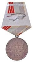 Szovjetunió 1979. "A munka veteránja" ezüstözött tombak kitüntetés mellszalaggal T:2
Sovi...