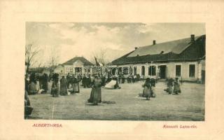 Albertirsa, Kossuth Lajos tér, piac árusokkal. W.L. Bp. 6522. (fa)