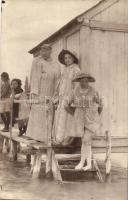 ~1910 Keszthely, fürdőzők korabeli fürdőruhákban a kabinoknál, férfi fürdőköpenyben. photo