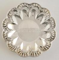 Ezüst(Ag) karéjos tálka, jelzett, d: 14,5 cm, nettó: 131,5 g