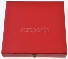 Tóth Amergio (1909-1984) 1983. "Tavaszi Fesztivál Budapest 1983" ezüstözött fém plakett er...