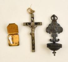 Kegytárgyak: mini szenteltvíztartó m:11 cm, fém figuratartó (egy szenttel), fém feszület m:11 cm