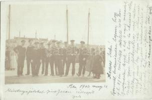 1902 Pola, Cs. és kir. haditengerészeti matrózok csoportképe a kikötőben / K.u.K. Kriegsmarine mariners group photo iat the port