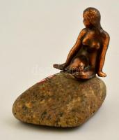 Jelzés nélkül: A kis sellő (Koppenhága). Bronz, kavics, m:5,5 cm