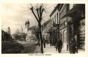 Trencsén, Trencin; Masaryk utca, templom, óra üzlete / street, church, shops