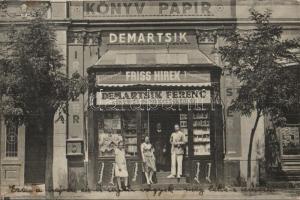 Orosháza, Demartsik Ferenc könyv- és papírkereskedése, üzlet kirakata a tulajdonosokkal, hátoldalon Demartsik Ferenc levele