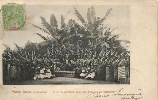Porto-Novo,S.M. le roi Tofa avec ses femmes en armures / King Tofa with his women in armor (EK)