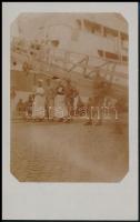 cca 1915 Katonák és nővérek a hadikikötőben