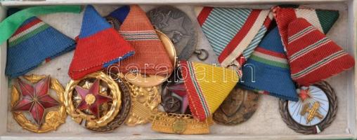 Vegyes: kis doboznyi szocialista kitüntetés, közte "Tanácsköztársasági emlékérem" és "Munkásőr" kitüntetés miniatűrrel, szalagsávon T:vegyes