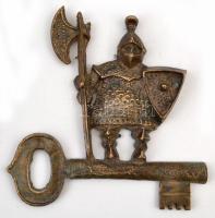 Kulcsos vitéz, bronz falidísz, 22×21,5 cm