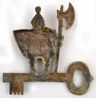 Kulcsos vitéz, bronz falidísz, 22×21,5 cm