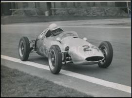 1960 John Surtees (1934-2017) brit versenyző Lotust vezet, mellyel Forma-1-es karrierje kezdődött, feliratozott sajtófotó, 15×20 cm