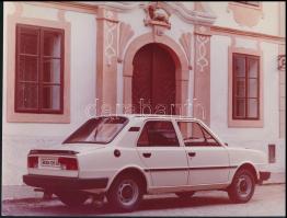 cca 1976-1980 Škoda 105 GL típusú autó, fotó, egyik sarkán törésnyommal, 18×24 cm
