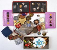 Vegyes: kis doboznyi külföldi és magyar jelvény tétel a szocialista korszakból, közte kevés militária is T:vegyes