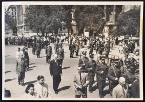 1947 Dinnyés Lajos miniszterelnök katonai kísérettel, Úrnapi körmenetben a Szabadság téren Alberty Antal fotója 13x8 cm