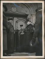 1941 Pápa, A református templom felszentelése, kartonra ragasztott fotó, 25,5×19,5 cm