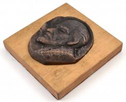 Boros Tibor (1945- ): Lenin, bronz plakett, fa talapzaton, jelzett, 10,5×9 cm
