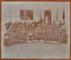 1901 A komáromi magy. kir. földműves iskola által rendezett mezőgazdasági tanfolyam előadói és hallgatói, csoportkép, nevekkel, kasírozva, fa keretben, 20×23 cm