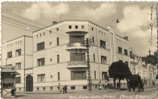 1936 Szatmárnémeti, Satu Mare; utcakép, Dr. Dobosi palotája, Intercontinental üzlete, Konstantinovici virágkomlós házi kenyerének bódéja  / Calea Traian, Palatul Dr. Dobosi / street view with palace, shop, bread booth