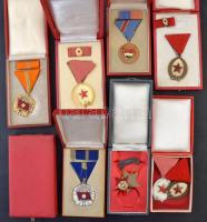 Vegyes: nagyobb doboznyi szocialista kitüntetés, kitűző és jelvény tétel, benne több a "Munka Érdemrend" különböző fokozatai és évjáratú darabjai T:vegyes